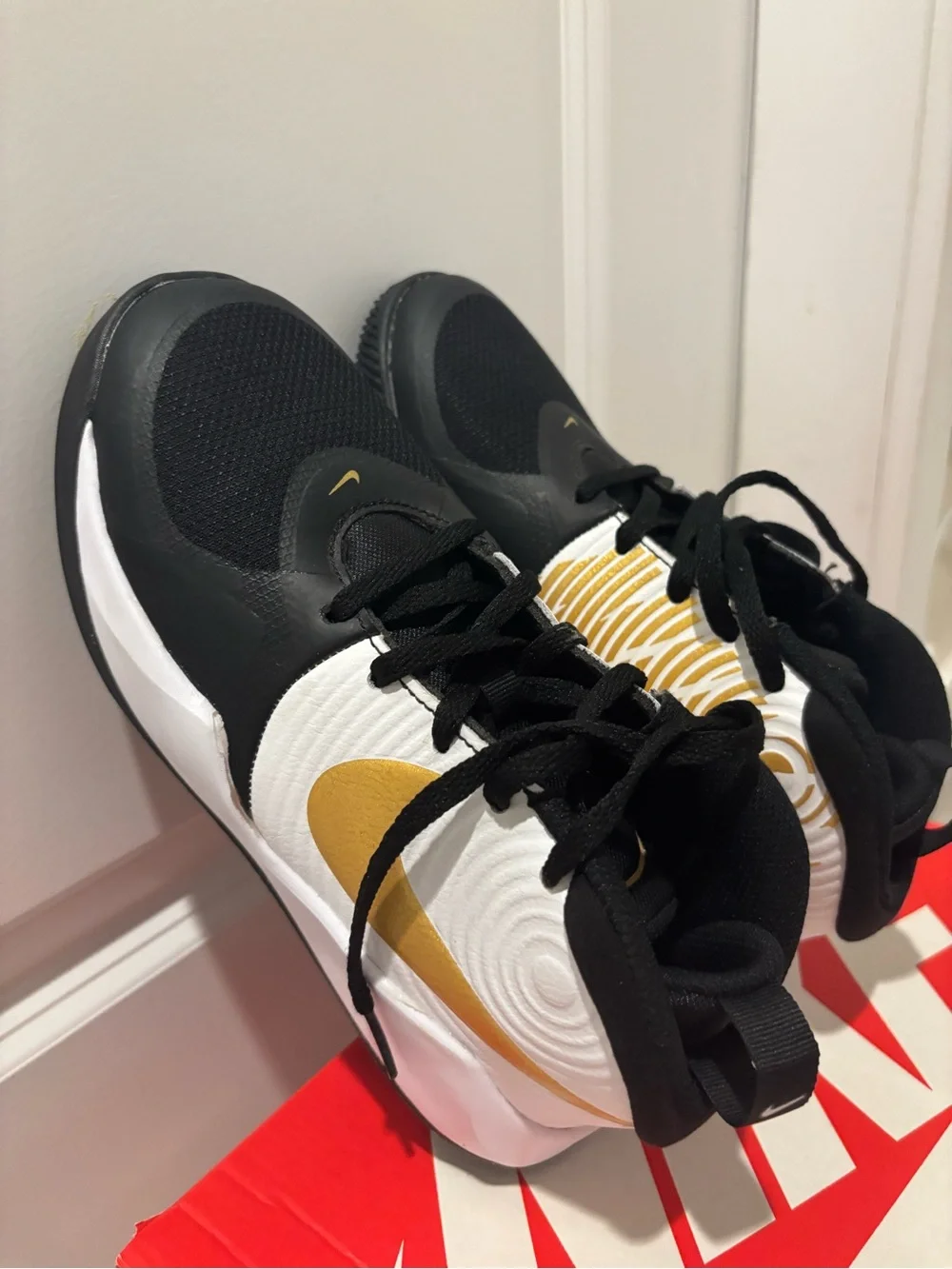 Nike Youth team hustle D9 black metallic gold basketball shoes - Picture 3 of 8